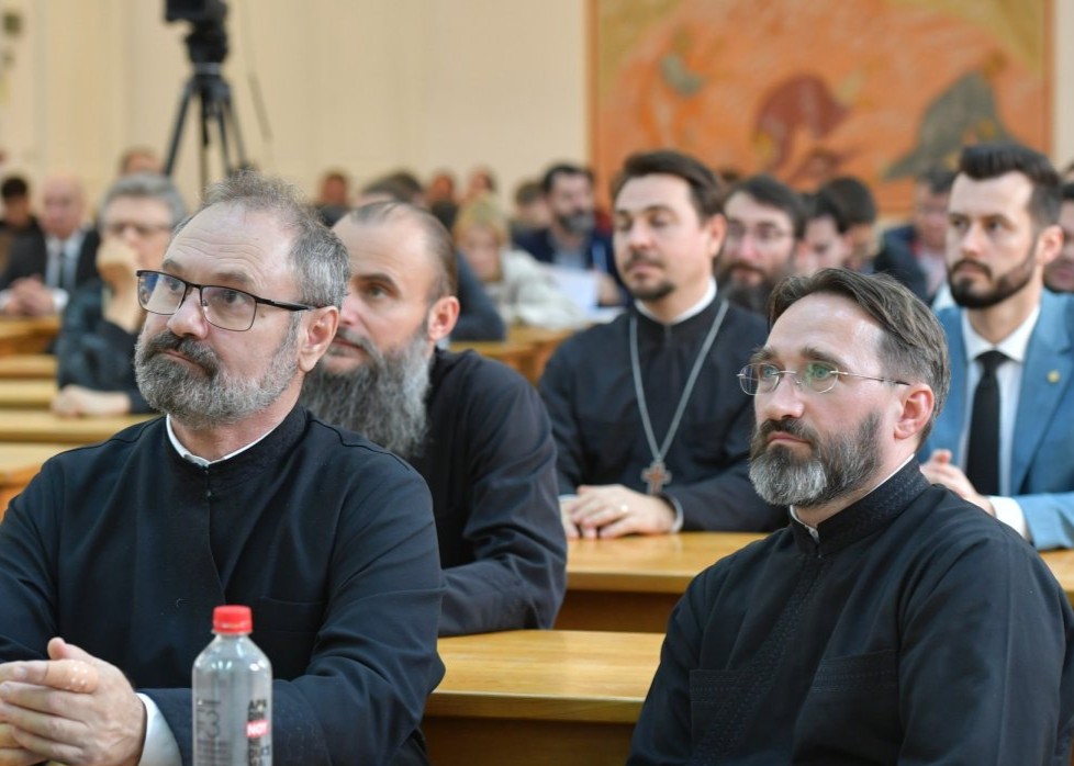 moment-de-recunostinta-si-pretuire-fata-de-parintele-profesor-vasile-raduca-376485